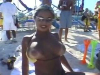 Nóng bodybuilder gà con tại các bãi biển có thể làm cô ấy titties jump