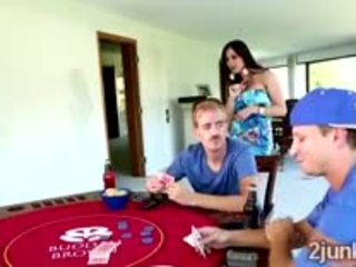 Garanhão loses sua maravilhosa grande boobed mãe em um poker match