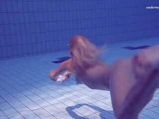 Elena proklova shows cum sexy putea unul fi alone în the piscina