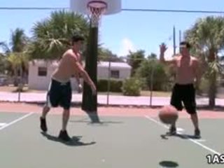 Príťažlivé zadok holky dostať fucked po basketbal hra