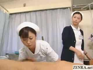 Japans verpleegster practices haar hj techniek