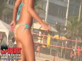 Il playful bikini dolls con impressionante e fresco bodies are having spiaggia divertimento con il ball