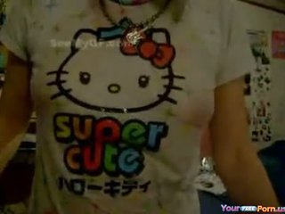 Sexig japanska flicka med våt hello kitty t-shirt