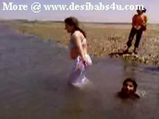 Pakistanilainen sindhi karachi aunty alaston river bath