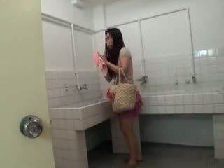 Ledhatim dhe fucked në shkollë tualet