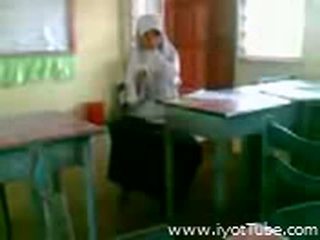 Video - malibog na classmate pinakita ang pepe sa učilnica