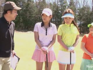 E lezetshme aziatike vajzat luaj një lojë i zhveshje golf