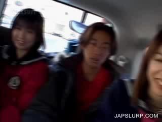 Cutie schnecke asiatisch mädchen having spaß im die auto