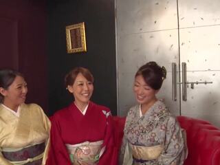 Reiko kobayakawa 沿 同 akari asagiri 和 an additional 朋友 坐 周圍 和 佩服 他們的 fashionable meiji era kimonos