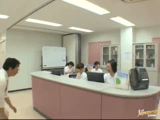 Agradable japonesa enfermera gives un stroking a la paciente