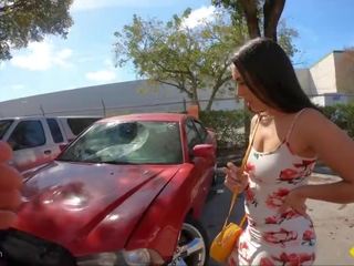 Roadside - latina fucks henne bil mechanics pikk til en favor