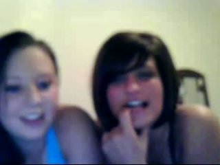 Adolescente lesbianas friends en webcam 1