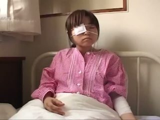 Jung japanisch flittchen mit ruptured brüste und anal injury