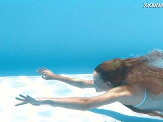 Russo pupa has un naturale talent per nuoto piscina modelling