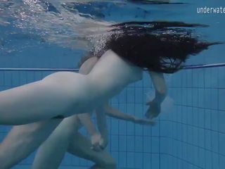 Two heet lesbiennes in de zwembad loving eachother: gratis porno 42