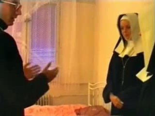 Priest és two nuns