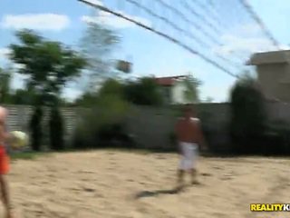 Henessy en sunny diamond spelen seks spelletje neuken spelletje volleyball en zwemmen topless