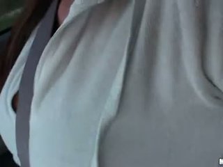 Stephani moretti doing sebuah keras oral seks di dalam tthat guy mobil