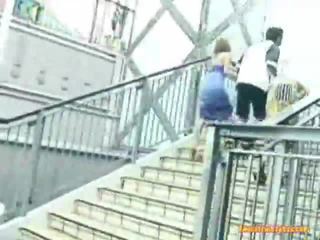 Asia pukulan pekerjaan onto itu stairs