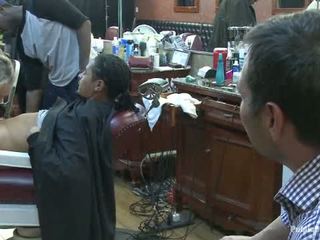 Λίγο barbershop του καριόλα ένα ξύρισμα και ένα haircut two βυζιά