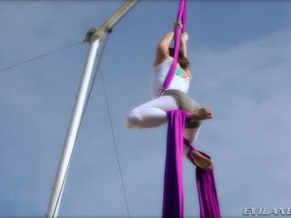 Belladonna keeps pati į forma doing aerial šilkas routines
