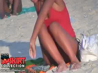 Guy spied die schön gut shaped körper von lange legged bimbo im die heiß micro bikini