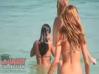 The cutie dolls v seksi bikinis are igranje s the waves in getting spied na