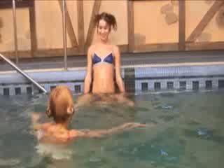Sexy lezboes in de zwemmen zwembad