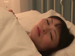 Delicate asiatisk skolejente seducing en guy i henne seng