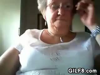 Старий жінка flashing її хороший груди