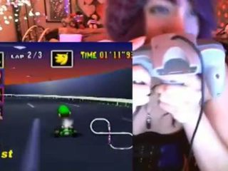 Geek lány cums játszik mario kart