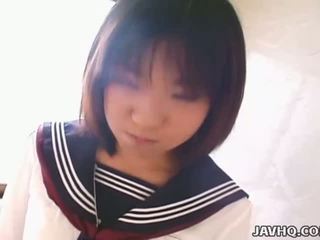 Joven japonesa escolar gives su primero mamada
