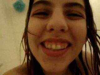 Sexig tonårs flicka selfvideo vid badrum