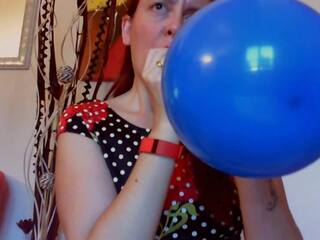 Nicoletta gioca con questi grandi palloncini fino a venire で un fantastico orgasmo