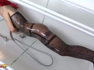 Ryšavý onix kotě v nylon catsuit masturbates v the sprchový porno videa