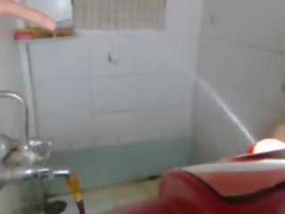 Indiškas karštas aunty internetinė kamera teasing į vonia: nemokamai porno b0