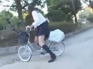 Japansk jente riding en vibrating sykkel thru den by (public squirting)