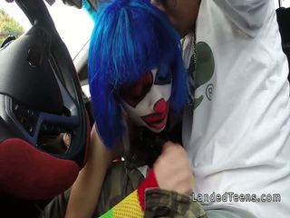 Clown ado suçage énorme bite en la voiture