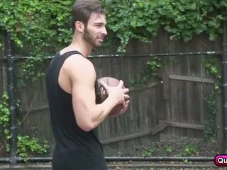 Two basket players jugar con su pelotas