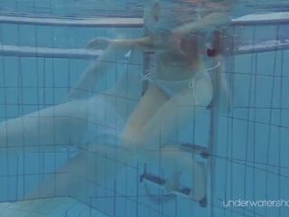 Biele swimsuit s tattoos – naivka roxalana cheh podvodné