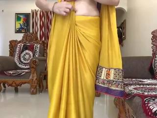 ইন্ডিয়ান desi bhabhi wearing yellow saree মধ্যে সদর এর. | xhamster