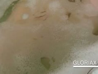 स्किनी gloria washing शेव्ड पुसी में bathtub