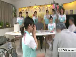 Bottomless japonesa enfermeira sixtynine broche em público