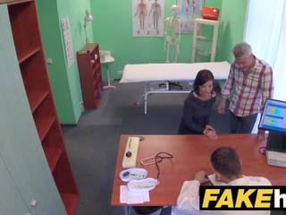 Fake hospital checa médico cums sobre hooters a trair wifes apertada cona