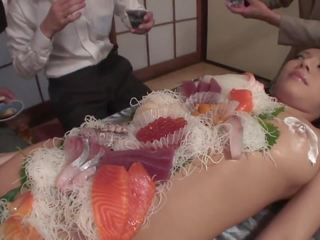 ব্যবসায় men খাওয়া sushi আউট এর একটি নগ্ন girl& 039 s শরীর | xhamster