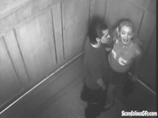Seksi čas v the elevator gets zasačeni na kamera