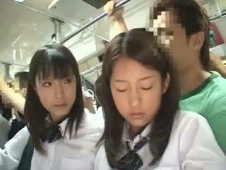 Two schoolgirls manoseada en un autobús