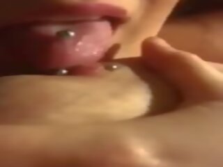 Licking und lutschen pierced nipple: piercing porno