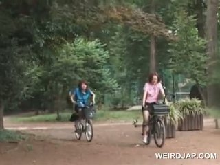 Asijské dospívající sweeties na koni bikes s dildos v jejich cunts