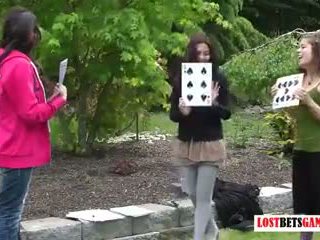 Tri holky hrať vyzliekanie highest card wins